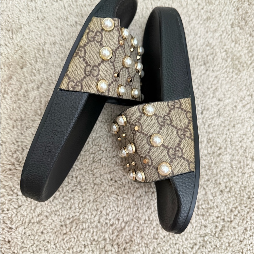 Women's Black and Tan Pearl Slide Sandals - Picture 5 of 6